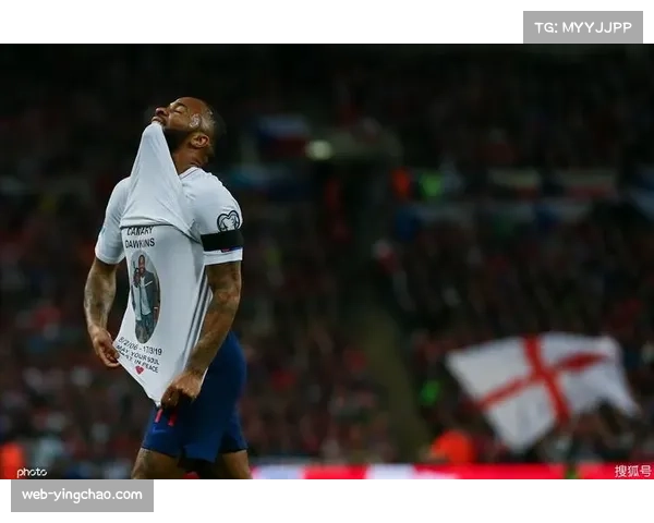 暖心一幕:南特主场球迷在第10分钟起立鼓掌,致敬因病去世的10号旧将